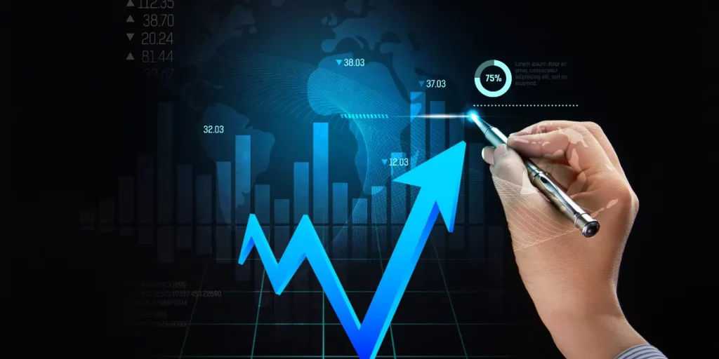 imagem representando o crescimento de um gráfico, na cor azul, sendo usada uma seta e um gráfico atrás para representar, uma mão de um homem com uma caneta tecnológica, afirmando o crescimento de visitas qualificadas.