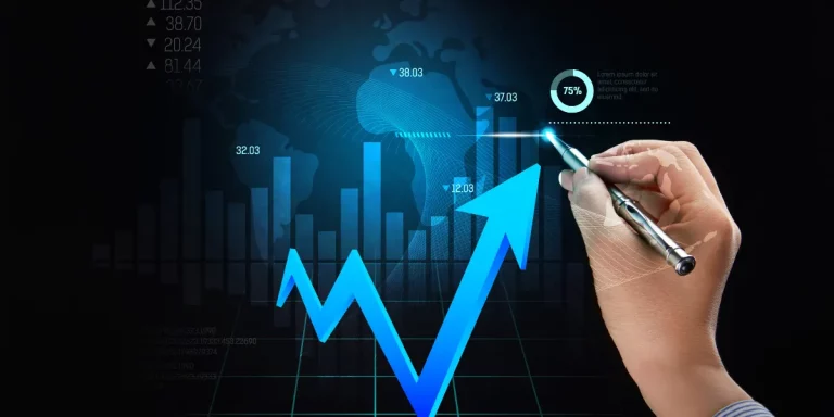 imagem representando o crescimento de um gráfico, na cor azul, sendo usada uma seta e um gráfico atrás para representar, uma mão de um homem com uma caneta tecnológica, afirmando o crescimento de visitas qualificadas.