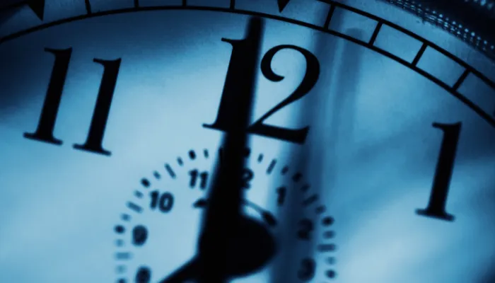 imagem de um relógio antigo, com ponteiro quase na meia noite, representando estratégia zona da meia noite para converter leads desqualificados.