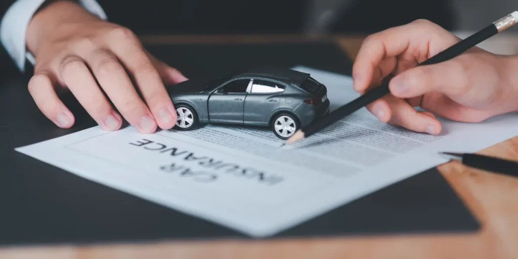 corretor de seguros vendendo um seguro auto, cliente assinando a apólice de seguro auto, representando argumentos para venda de seguro auto.