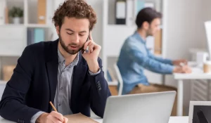 vendedor de seguros vendendo seguro por telefone, ensinando na prática como vender seguro por telefone.