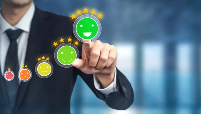Homem clicando em um emote feliz, indicando 5 estrelas, representando fidelização de clientes na venda de seguro de vida pelo WhatsApp.