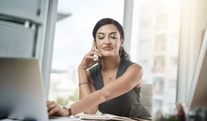 mulher, com abordagem de venda via telefone, representando como vender seguro de vida por telefone.