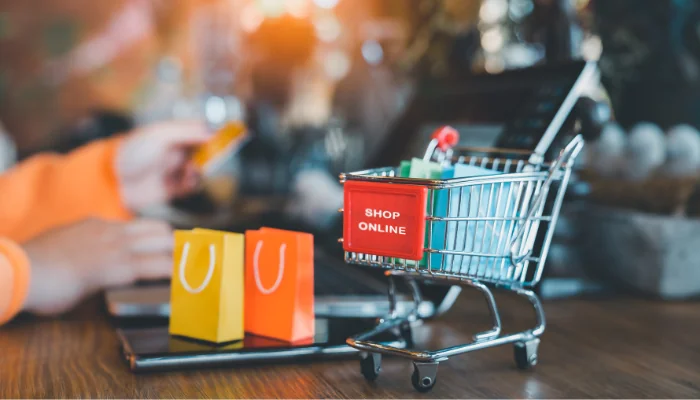 Carrinho com sacolas em volta escrito "compre online".