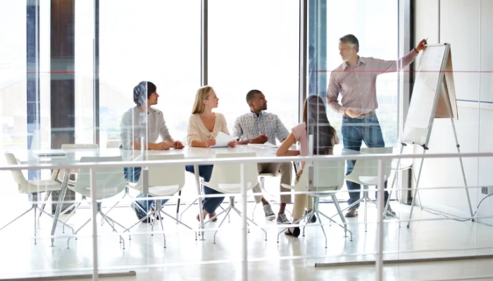 Reunião de equipe falando de modelos de negócio sem estoque.